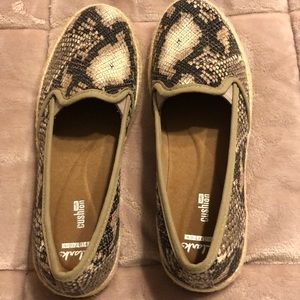 Clarks 8 medium beige snake print